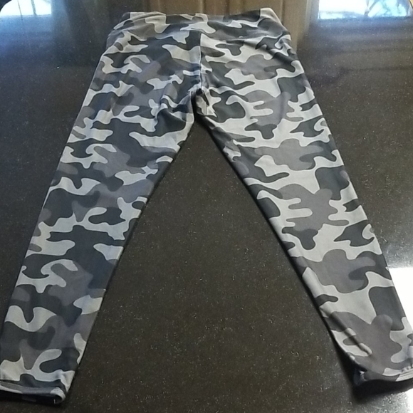 Athletic Collection 7/8 Legging - Picture 3 of 7